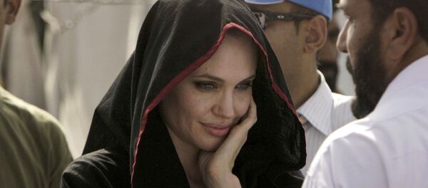 Американская актриса Анджелина Джоли во время посещения лагеря в Пакистане Американская актриса Анджелина Джоли во время посещения лагеря в Пакистане - اسپوتنیک ایران