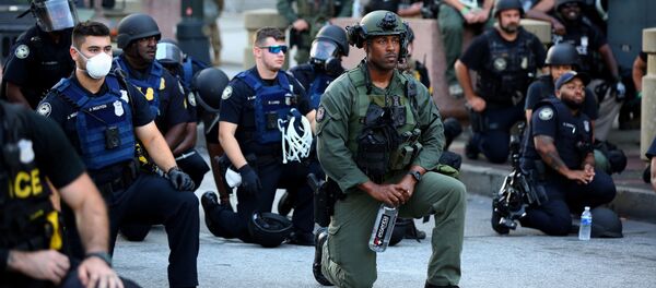 پلیس متهم به قتل جرج فلوید با وثیقه آزاد شد پلیس متهم به قتل جرج فلوید با وثیقه آزاد شد - اسپوتنیک ایران