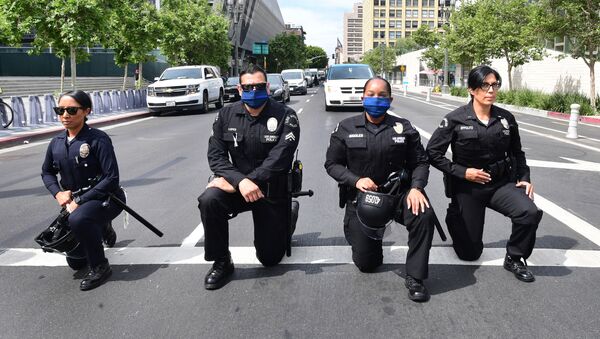 زانو زدن پلیس آمریکا برای متقاعد کردن مردم معترض علیه به قتل رساندن جورج فلوید  - اسپوتنیک ایران  