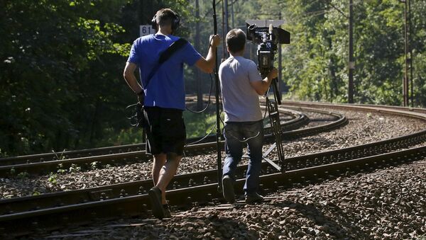 Телевизионная команда готовится к съемке материала о поисках нацистского золотого поезда в окрестностях польского города Валбжих - اسپوتنیک ایران  