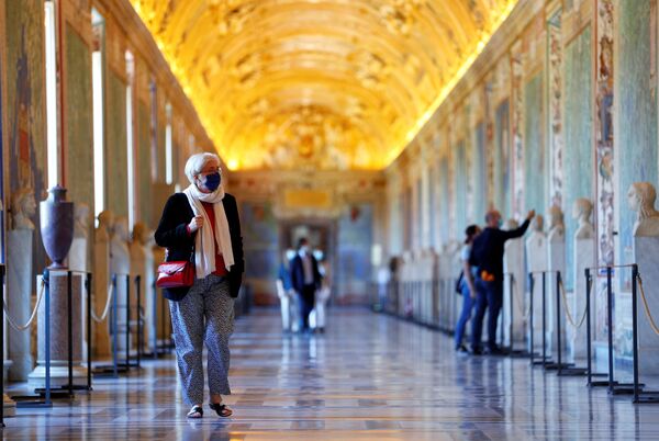 بازدیدکنندگان درون موزه واتیکان - اسپوتنیک ایران  