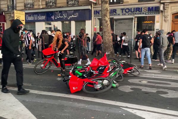 شرکت کنندگان در اعترضات علیه خشونت پلیس در یکی از خیابان های پاریس - اسپوتنیک ایران  