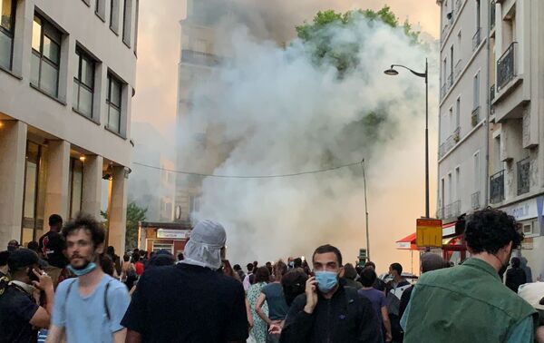 شرکت کنندگان در اعترضات علیه خشونت پلیس در یکی از خیابان های پاریس - اسپوتنیک ایران  