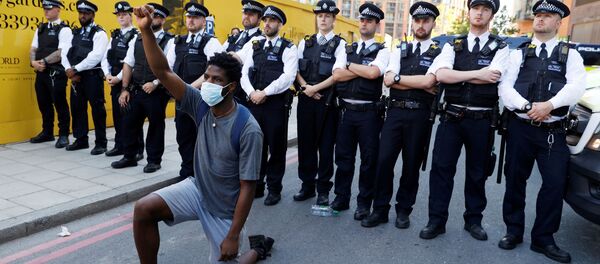 تلاش معترضین نژاد پرستی در لندن برای ورود به دفتر نخست وزیر +ویدئو - اسپوتنیک ایران  