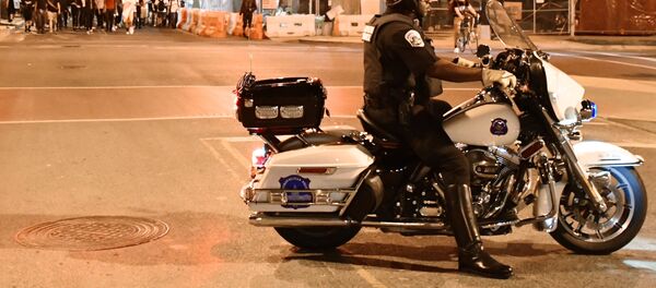 اعتراض به قتل جرج فلوید در آمریکا شدت می گیرد اعتراض به قتل جرج فلوید در آمریکا شدت می گیرد - اسپوتنیک ایران