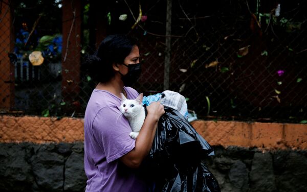 زنی با ماسک به همراه گربه، سالوادور
 - اسپوتنیک ایران  