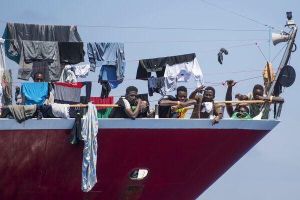 مهاجران لباس های خود را در یک قایق در 20  کیلومتری مالت خشک می کنند
 - اسپوتنیک ایران  