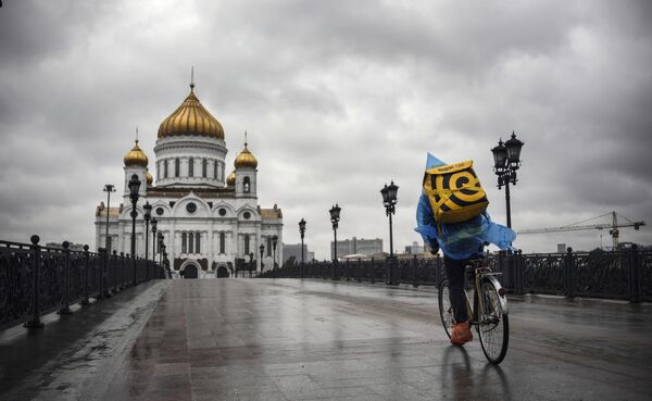 پیک در حال تحویل غذا با دوچرخه در مسکو
 - اسپوتنیک ایران  