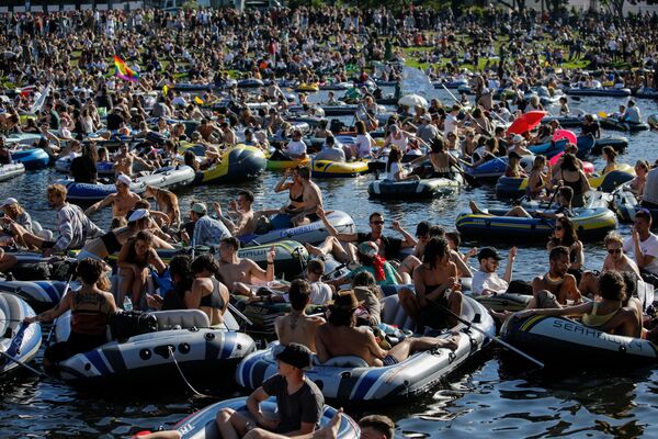 مردم در حال قایق سواری در کانالی در برلین، آلمان
 - اسپوتنیک ایران  