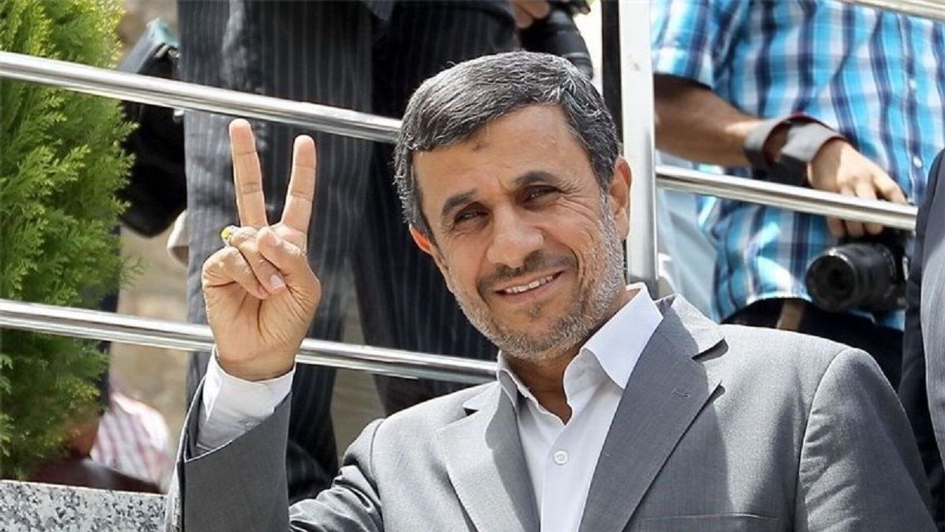 داوری مدعی شد که احمدی نژاد فایزر تزریق کرده است - اسپوتنیک ایران  , 1920, 10.05.2021