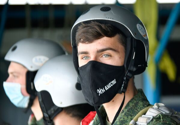 سربازی با ماسک که روی آن نوشته ما همه با هم هستیم - اسپوتنیک ایران  