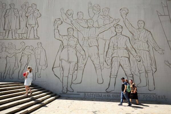 بازدیدکنندگان از مجموعه یادبود قهرمانان نبرد استالینگراد در ولگوگراد.
 - اسپوتنیک ایران  
