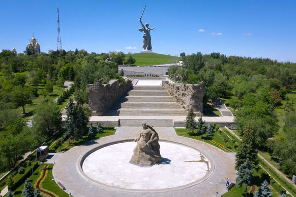  مجسمه مادر میهن در شهر ولگوگراد در روسیه. - اسپوتنیک ایران  