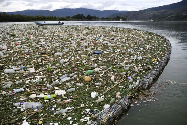 زباله هایی که بر اثر باران در 30 کیلومتری جنوب شهر گواتمالا جمع شده است.
 - اسپوتنیک ایران  