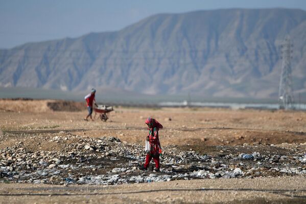 کودکان مواد قابل بازیافت را در حومه مزارشریف افغانستان جمع می کنند. - اسپوتنیک ایران  