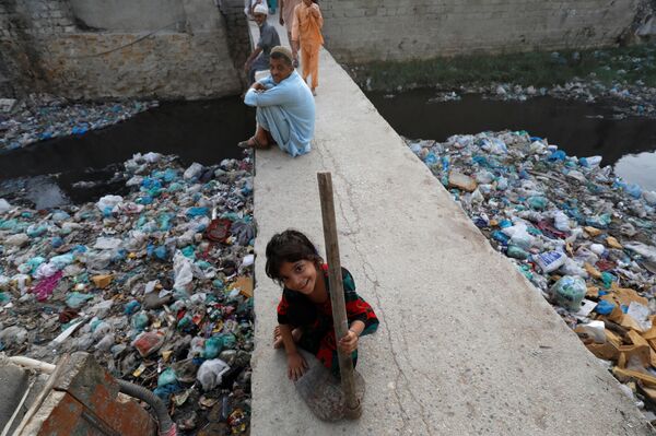 کودکان یک محله فقیرنشین در کراچی پاکستان زباله جمع می کنند و در آنجا هم  زندگی می کنند.
 - اسپوتنیک ایران  