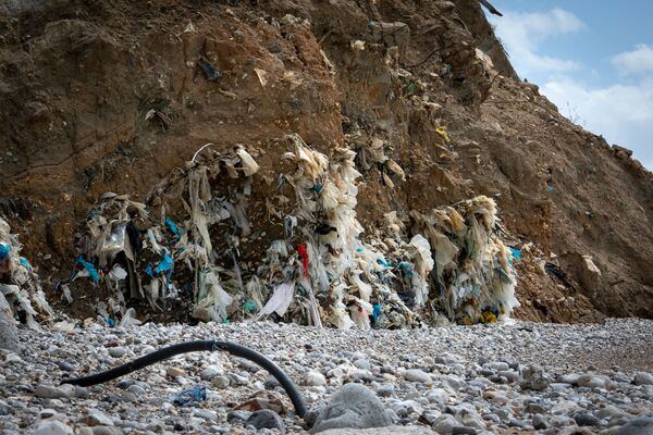 زباله ها با وزنی حدود 400000 تن از محل دفن زباله قدیمی به دلیل فرسایش خط ساحلی در نرماندی به ساحلی در شمال غربی فرانسه وارد شده اند. - اسپوتنیک ایران  
