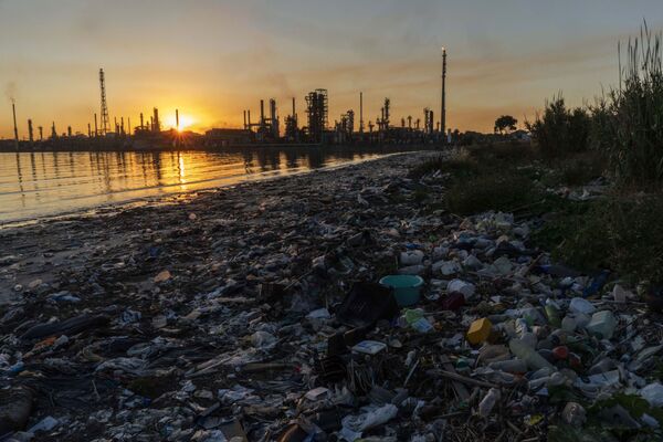 ساحل کاپورو در  اروگوئه - در غروب خورشید و زباله های پلاستیکی.
 - اسپوتنیک ایران  