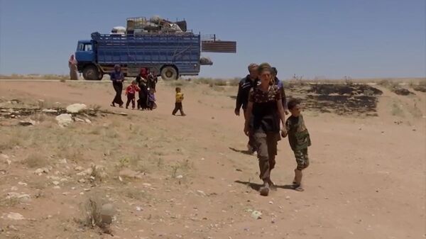  مهاجران سوریه تحت نظارت نظامیان روسیه، اردوگاه نظامی «رکبان» را ترک می کنند - اسپوتنیک ایران  