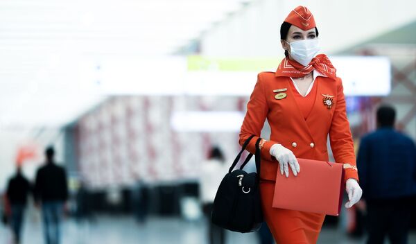 مهماندار شرکت هواپیمایی «آئروفلوت» در فرودگاه شرمیتیوو مسکو - اسپوتنیک ایران  