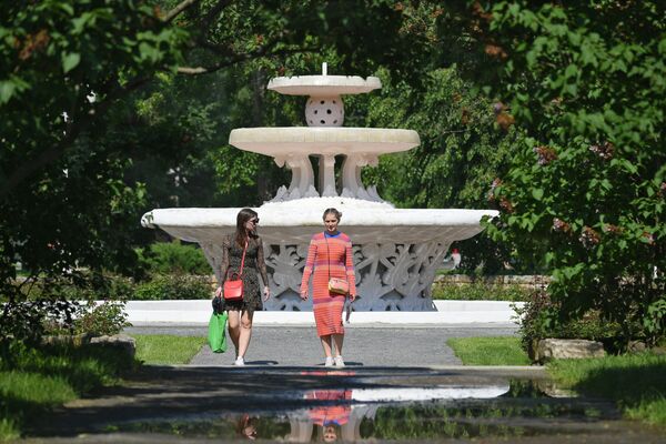 دختران در حال گردش در پارک گورکی در مسکو - اسپوتنیک ایران  