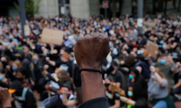 تظاهرکنندگان در بوستون، ماساچوست
 - اسپوتنیک ایران  