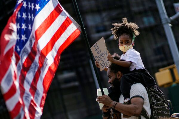 دختری با پدرش در جریان اعتراضات در منطقه بروکلین نیویورک
 - اسپوتنیک ایران  
