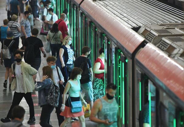 مسافران مترو در مسکو - اسپوتنیک ایران  