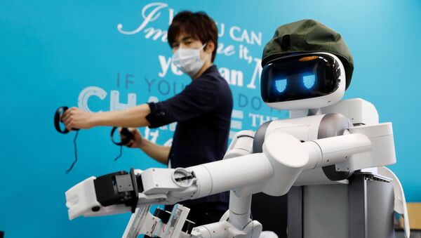 کن ماتسویی، مدیر عامل شرکت میرا ربوتیک، هنگام نمایش ربات اوگو در آزمایشگاه شرکت کاوازاکی، ژاپن.
 - اسپوتنیک ایران  