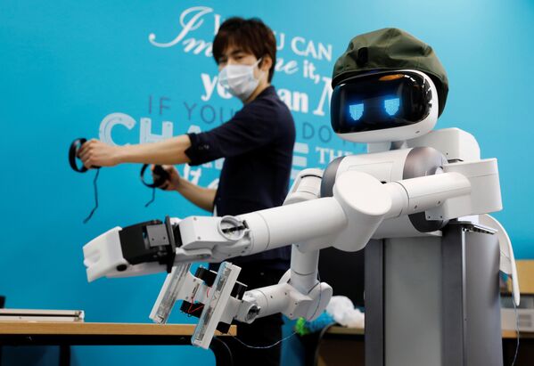 کن ماتسویی، مدیر عامل شرکت میرا ربوتیک، هنگام نمایش ربات اوگو در آزمایشگاه شرکت کاوازاکی، ژاپن.
 - اسپوتنیک ایران  