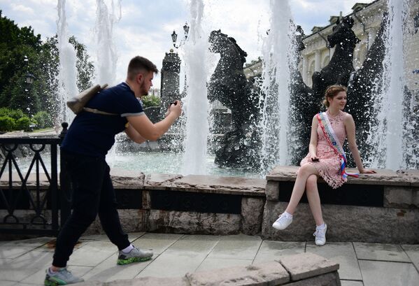 زوج جوان در کنار فواره در باغ الکساندر مسکو - اسپوتنیک ایران  