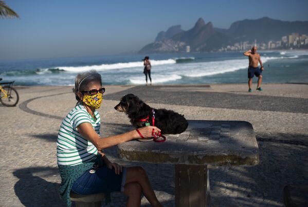زنی با سگش در ریودوژانیروی برزیل - اسپوتنیک ایران  