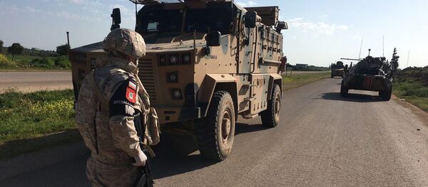 تلاش ناموفق آمریکایی ها برای جلوگیری از حرکت گشتی ارتش روسیه در سوریه + ویدئو تلاش ناموفق آمریکایی ها برای جلوگیری از حرکت گشتی ارتش روسیه در سوریه + ویدئو - اسپوتنیک ایران