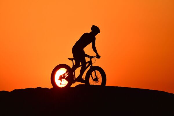 دوچرخه سوار در مسیر بیابانی در دبی
 - اسپوتنیک ایران  