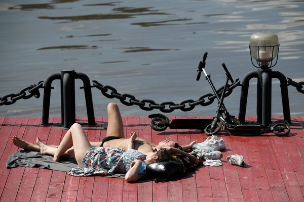 مردم در پارک تفریحی گورکی در مسکو حمام آفتاب می گیرند
 - اسپوتنیک ایران  