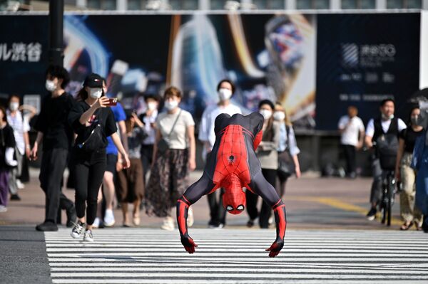مردی با لباس عنکبوتی در خیابان توکیو پرش می زند
 - اسپوتنیک ایران  