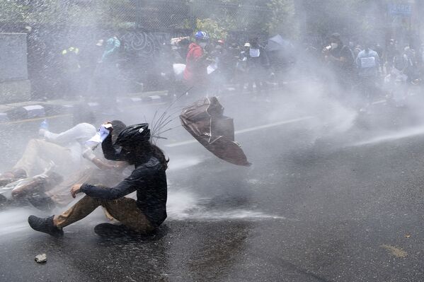 پلیس معترضان در کاتماندو با استفاده از فشار آب، مردم را متفرق می کند
 - اسپوتنیک ایران  