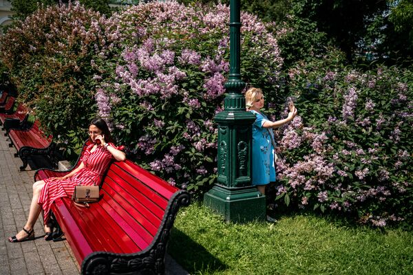 زنان در پارکی در مسکو از هوای گرم لذت می برند
 - اسپوتنیک ایران  