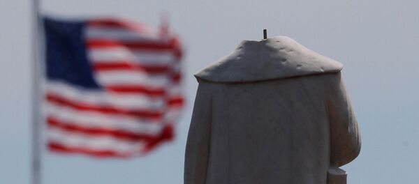 معترضان در آمریکا یک بردهدار را به رودخانه انداختند + ویدئو معترضان در آمریکا یک بردهدار را به رودخانه انداختند + ویدئو - اسپوتنیک ایران