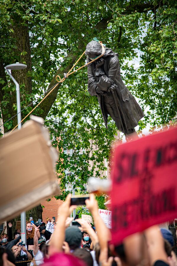 معترضان مجسمه ادوارد کولستون در شهر بریستول در انگلستان را سرنگون کردند
 - اسپوتنیک ایران  