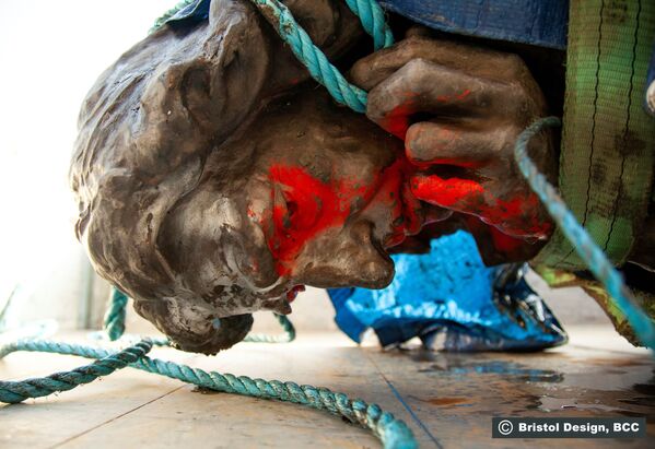 مجسمه ادوارد کولستون پس از پایین کشیدن شدن توسط معترضان، بریستول، انگلستان
 - اسپوتنیک ایران  