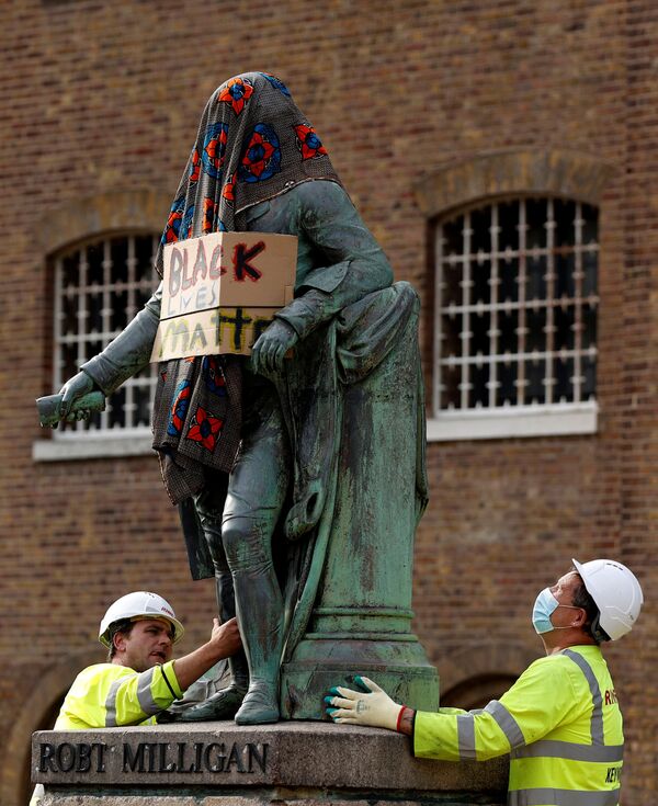 کارگران مجسمه رابرت میلیگان، تاجر برده را منتقل می کنند، لندن، انگلیس
 - اسپوتنیک ایران  