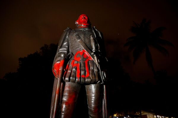 مجسمه تخریب شده کریستف کلمب، میامی، فلوریدا، ایالات متحده - اسپوتنیک ایران  