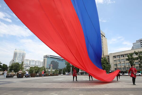 برافراشتن پرچم کشور در جشن روز روسیه در میدان اصلی شهر کراسنودار
 - اسپوتنیک ایران  
