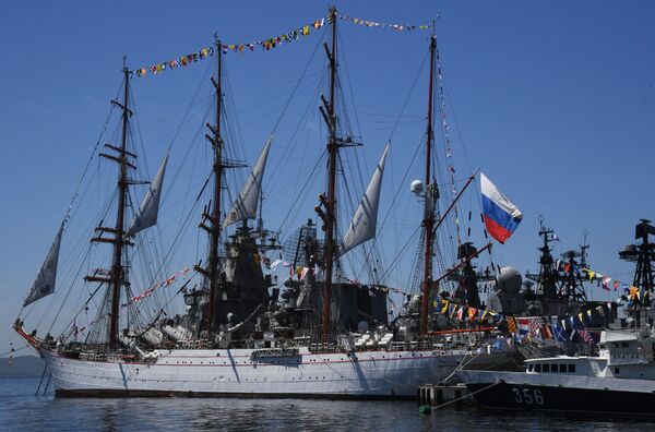 برافراشتن پرچم روسیه در کشتی سیدوف در مراسم جشن روز روسیه در ولادی واستوک
 - اسپوتنیک ایران  