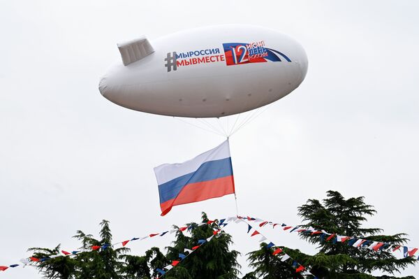 بالنی که پرچم روسیه را در روز جشن روسیه به آسمان می برد، سوچی - اسپوتنیک ایران  