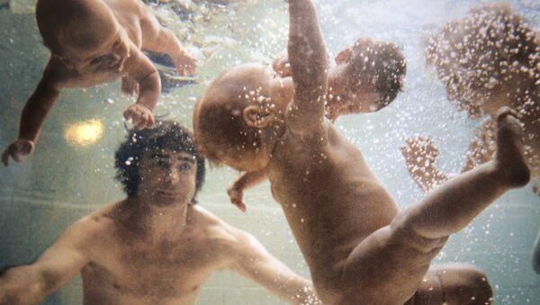 ایگر چارکوفسکی، محقق مؤسسه تحقیقاتی علمی، به نوزادان شنا می آموزد، 1981
 - اسپوتنیک ایران  