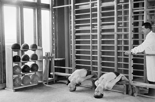 کلاسهای فیزیوتراپی، مسکو، 1955
 - اسپوتنیک ایران  