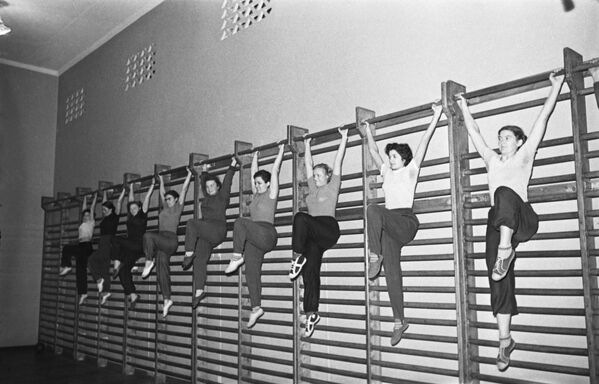 تمرینات گروه سلامتی، 1966
 - اسپوتنیک ایران  
