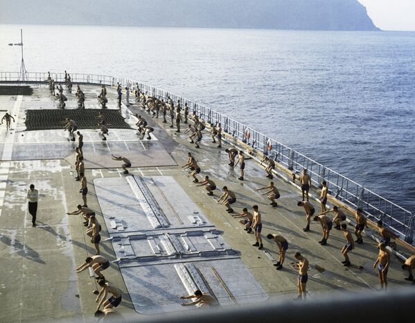 تمرینات صبحگاهی بر روی یک کشتی جنگی، 1973
 - اسپوتنیک ایران  